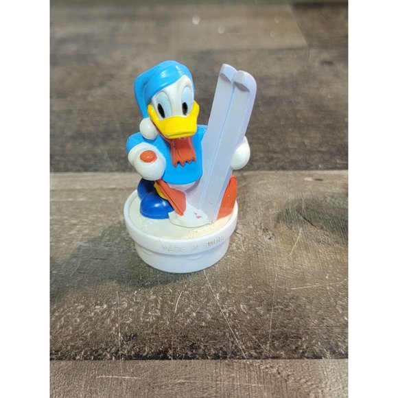 Donald Duck Nestle skiing snow Xmas toy figure - Picture 1 of 6